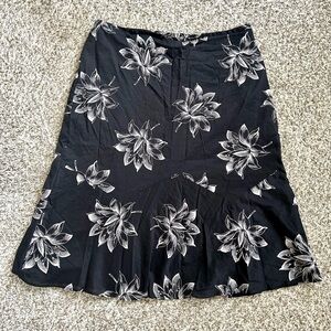 🦋 Ann Taylor Black Floral Mini Midi Skirt 6 Formal Neutral
